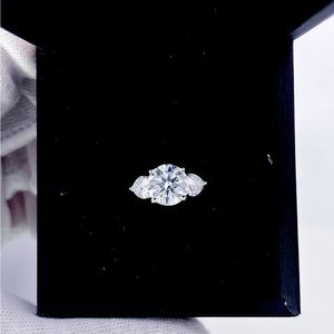 3.0 moissanite stone Beautiful design set on ring silver platinum plated